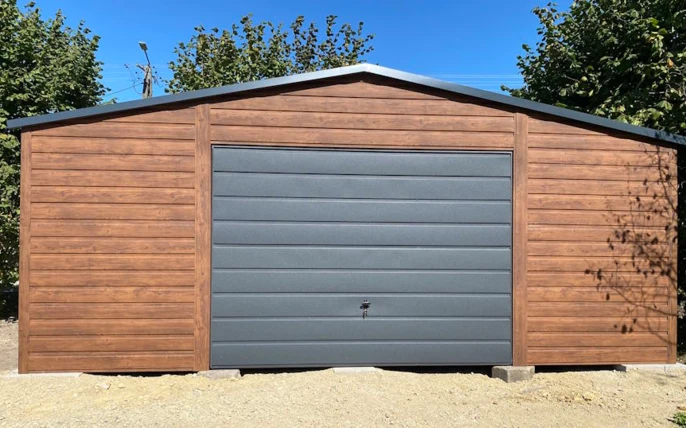 Garaż blaszany 6x5 dwuspadowy brama uchylna, z obróbkami blacharskimi, szeroki panel