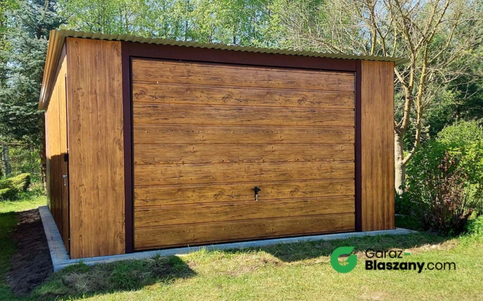 Garaż blaszany drewnopodobny Złoty Dąb 4x5 jednospadowy, brama uchylna, drzwi