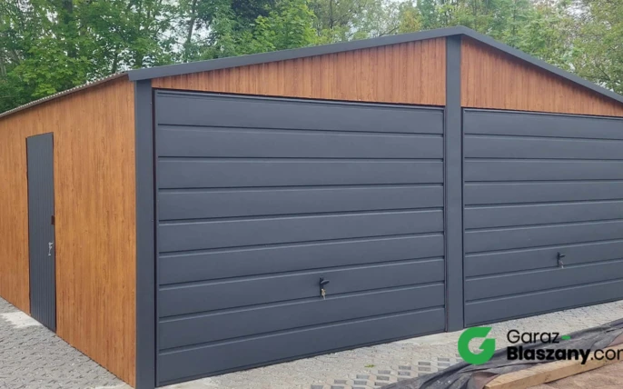 Garaż blaszany 6x5 drewnopodobny z okuciem, dach dwuspadowy, bramy uchylne