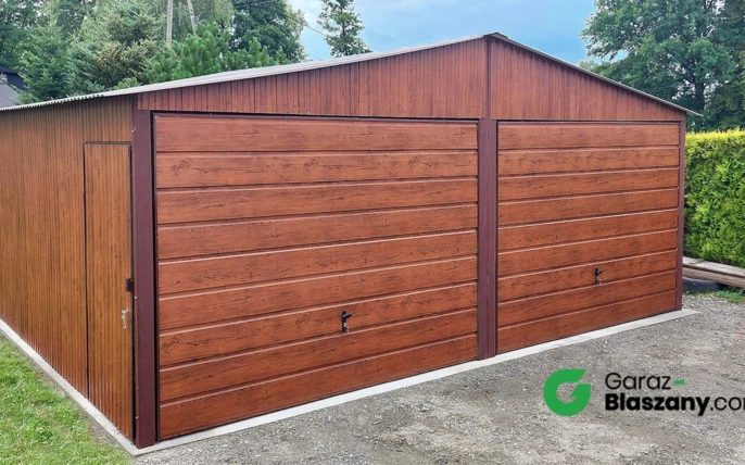 Garaż blaszany 6x5,5 orzech, dach dwuspadowy, brama uchylna