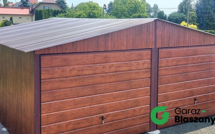 Garaż blaszany 6x6 Orzech, dach dwuspadowy, brama uchylna, drzwi