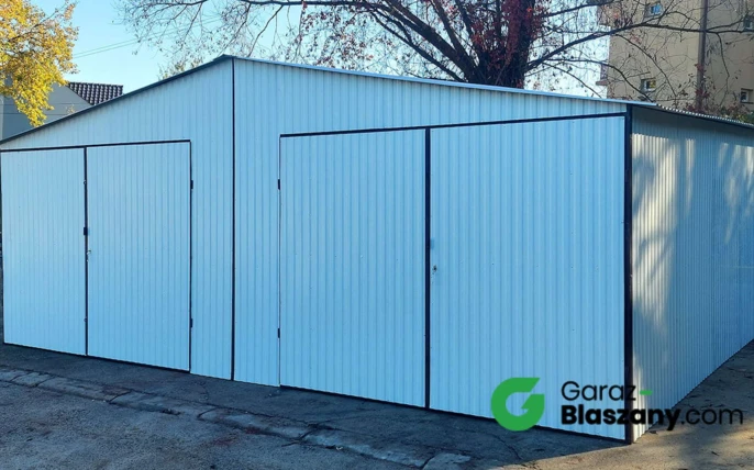 Garaż blaszany 6x6 biały, dach dwuspadowy, brama dwuskrzydłowa