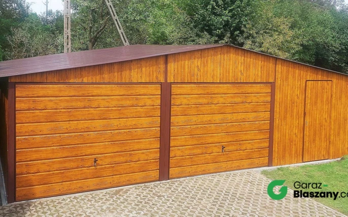 Garaż blaszany 9x5 Złoty Dąb, dach dwuspadowy, brama uchylna, drzwi