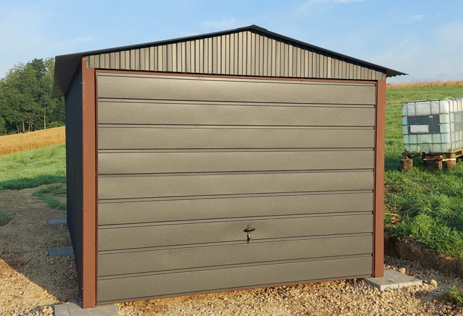 Garaż blaszany 3x5,5 grafit (RAL), dach dwuspadowy, brama podnoszona