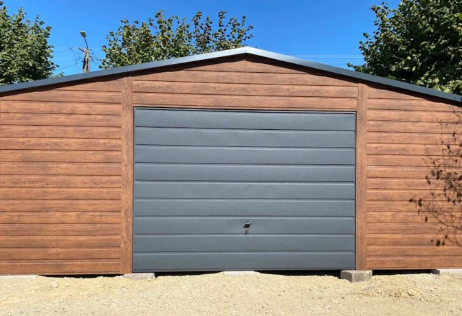 Garaż blaszany 6x5 dwuspadowy brama uchylna, z obróbkami blacharskimi, szeroki panel