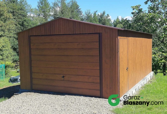 Garaż blaszany drewbnopodobny Orzech 4x5 dwuspadowy, brama uchylna szeroki panel, furtka