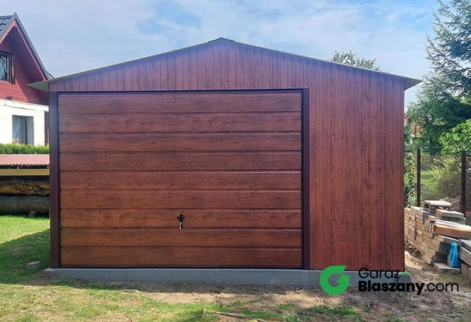 Garaż blaszany drewbnopodobny Orzech ciemny 4x5 dwuspadowy, brama uchylna, okno, furtka