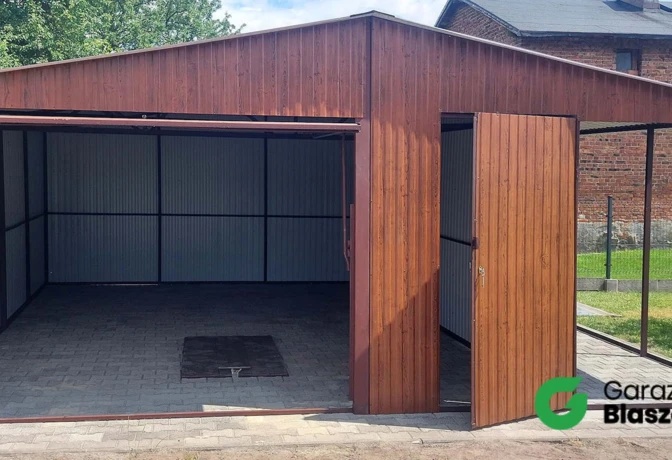 Garaż blaszany 6x5 drewnopodobny z wiatą, dach dwuspadowy, brama uchylna, drzwi