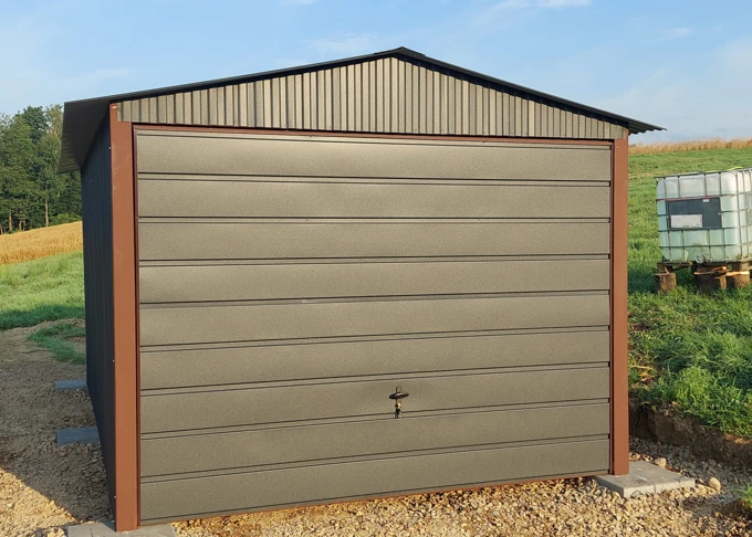 Garaż blaszany 3x5,5 grafit (RAL), dach dwuspadowy, brama podnoszona