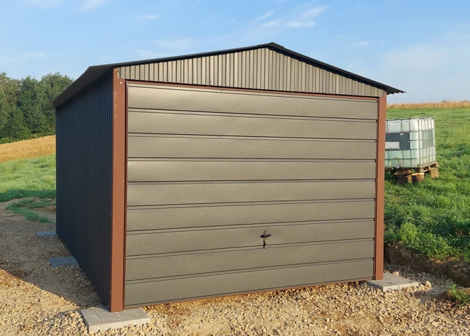 Garaż blaszany 3x5,5 grafit (RAL), dach dwuspadowy, brama podnoszona