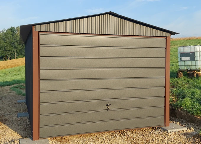 Garaż blaszany 3x5,5 grafit (RAL), dach dwuspadowy, brama podnoszona