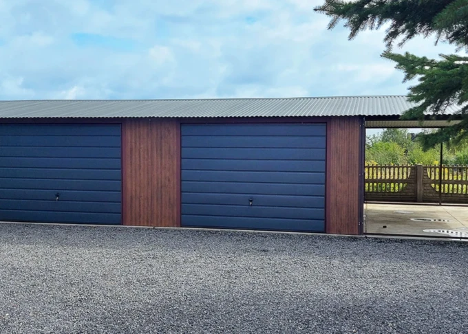 Garaż blaszany z wiatą 15x6, spad w przód, bramy podnoszone