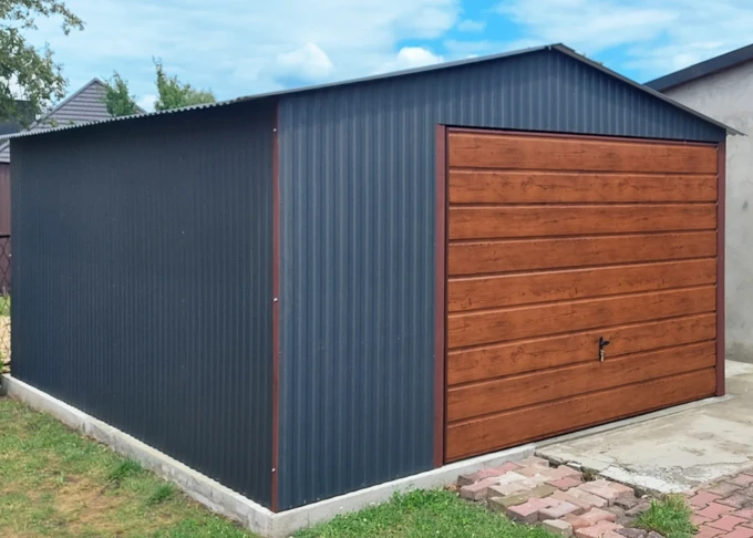 Garaż blaszany akrylowy 4x5 (grafit RAL 7016 MAT), dwuspadowy, brama uchylna szeroki panel, brama drewnopodobna orzech