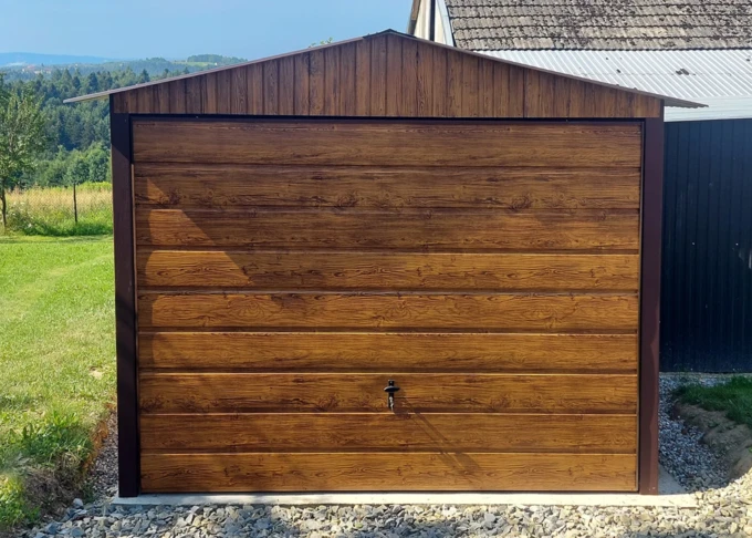 Garaż blaszany drewbnopodobny 3x5,5, dwuspadowy, brama uchylna szeroki panel