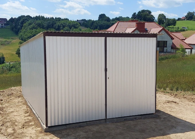 Garaż blaszany 3x5 alucynk, dach jednospadowy, brama dwuskrzydłowa