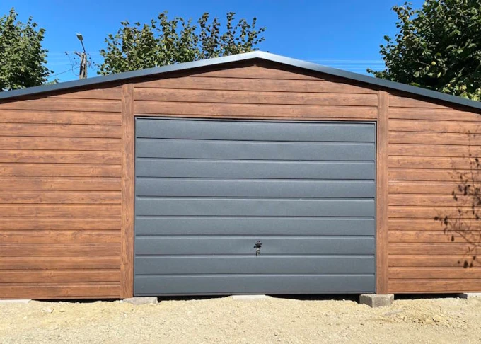 Garaż blaszany 6x5 dwuspadowy brama uchylna, z obróbkami blacharskimi, szeroki poziomy panel