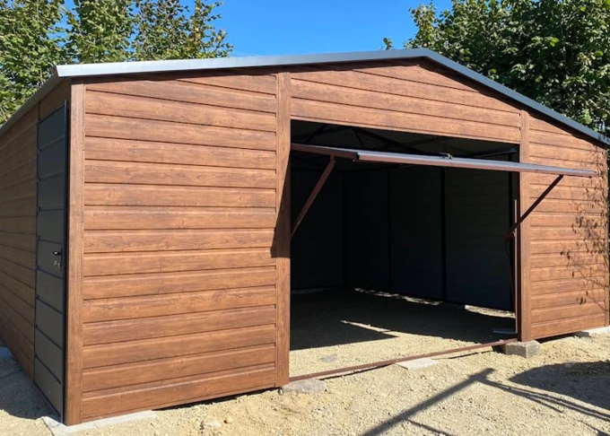Garaż blaszany 6x5 dwuspadowy brama uchylna, z obróbkami blacharskimi, szeroki poziomy panel