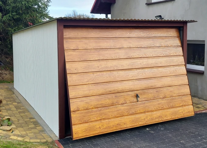 Garaż blaszany 3x5 akrylowy biały, dach jednospadowy, brama podnoszona drewnopodobna złoty dąb
