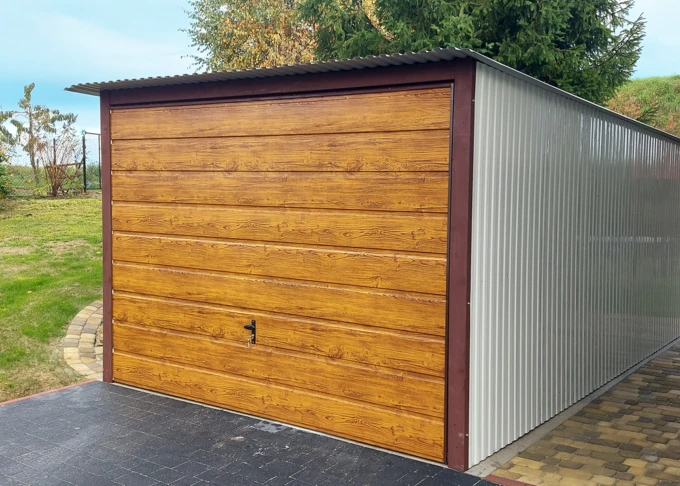 Garaż blaszany 3x5 akrylowy biały, dach jednospadowy, brama podnoszona drewnopodobna złoty dąb