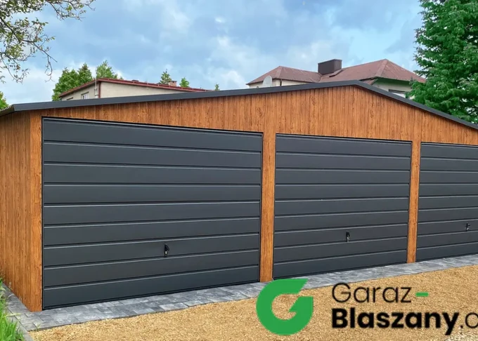 Garaż blaszany drewnopodobny 9x5 m, z obróbkami blacharskimi