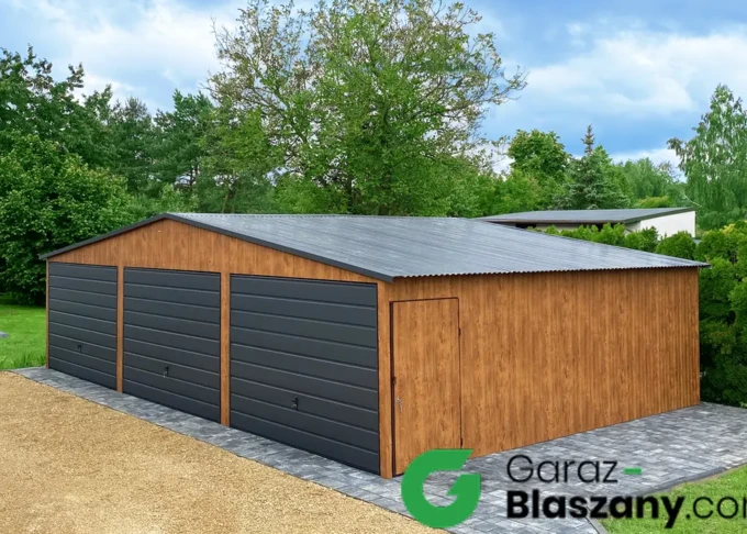 Garaż blaszany drewnopodobny 9x5 m, z obróbkami blacharskimi