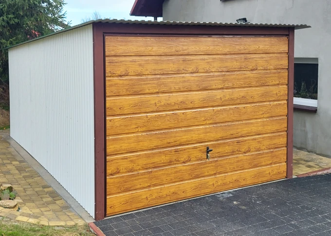 Garaż blaszany 3x5 akrylowy biały, dach jednospadowy, brama podnoszona drewnopodobna złoty dąb