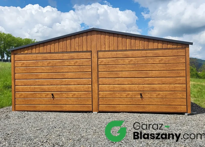Garaż blaszany drewnopodobny 6x5, z szerokim panelem