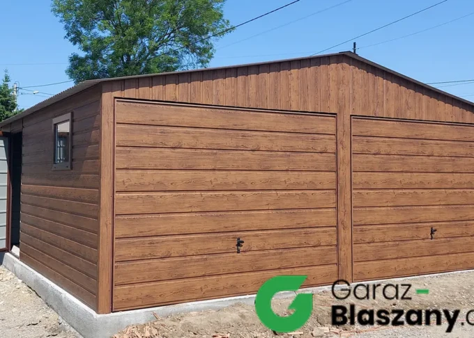 Garaż blaszany drewnopodobny 6x5 m, dach dwuspadowy z obróbkami blacharskimi