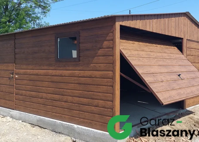 Garaż blaszany drewnopodobny 6x5 m, dach dwuspadowy z obróbkami blacharskimi