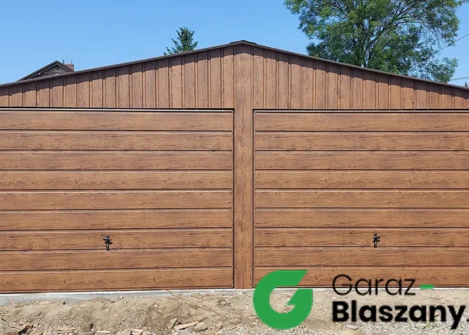 Garaż blaszany drewnopodobny 6x5 m, dach dwuspadowy z obróbkami blacharskimi