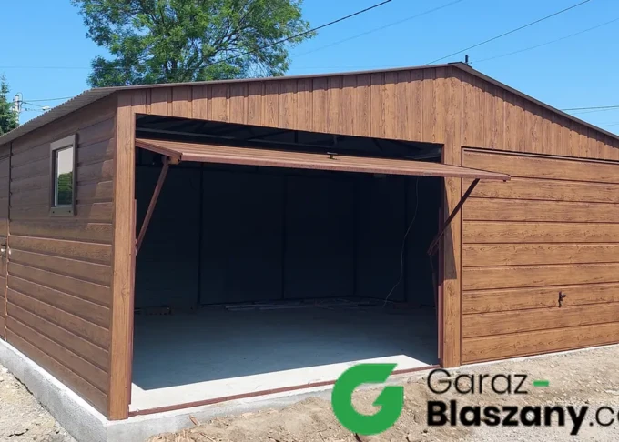 Garaż blaszany drewnopodobny 6x5 m, dach dwuspadowy z obróbkami blacharskimi