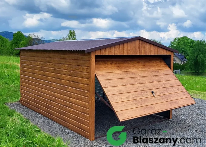 Garaż blaszany drewnopodobny 3x6 m, z obróbkami blacharskimi