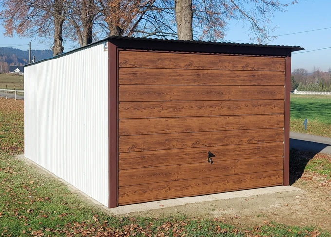 Garaż blaszany 3x5 akrylowy biały, dach jednospadowy, brama podnoszona drewnopodobna orzech