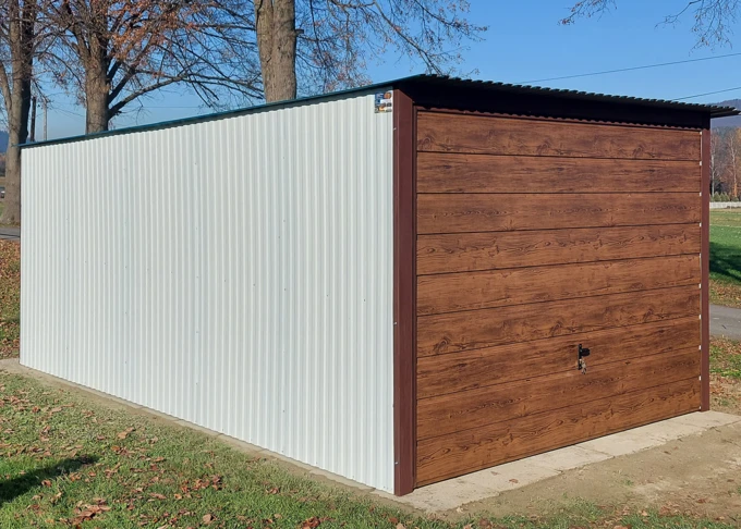Garaż blaszany 3x5 akrylowy biały, dach jednospadowy, brama podnoszona drewnopodobna orzech