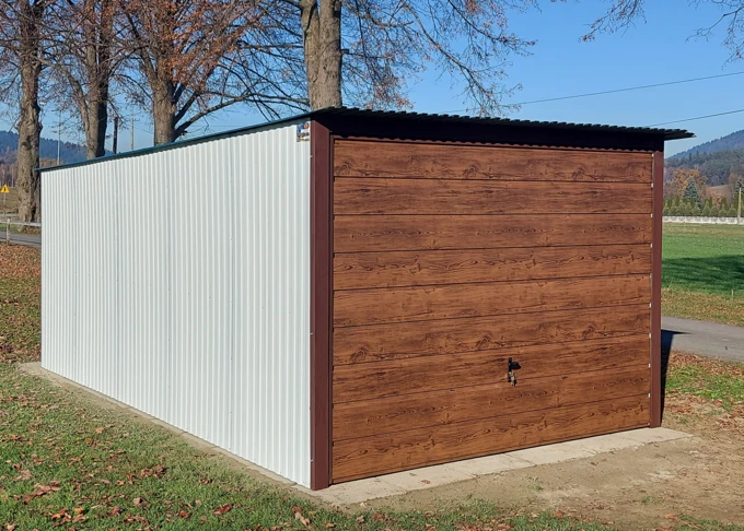 Garaż blaszany 3x5 akrylowy biały, dach jednospadowy, brama podnoszona drewnopodobna orzech