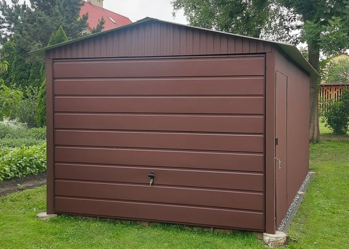 Garaż blaszany 3x5 akrylowy czekoladowy (RAL 8017), dach dwuspadowy, brama podnoszona szeroki panel, dodatkowe drzwiczki