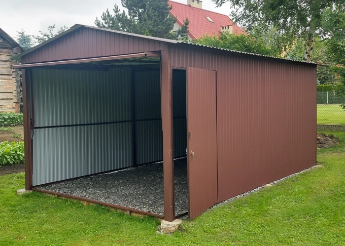 Garaż blaszany 3x5 akrylowy czekoladowy (RAL 8017), dach dwuspadowy, brama podnoszona szeroki panel, dodatkowe drzwiczki