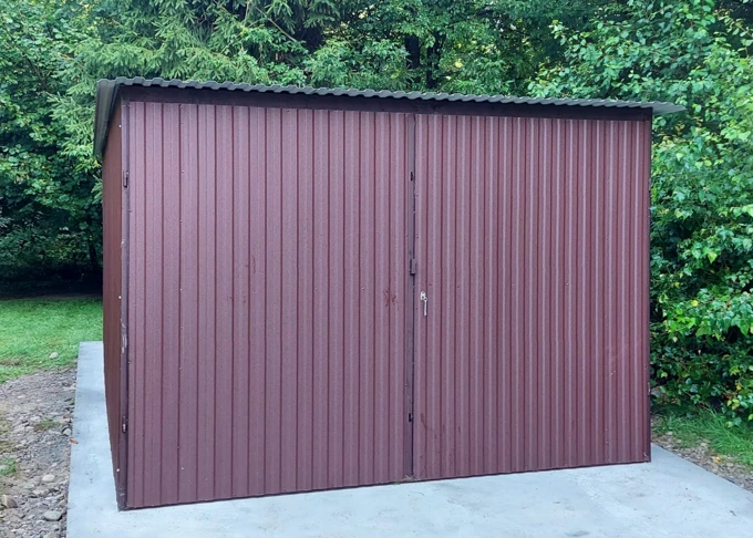 Garaż blaszany 3x5 akrylowy czekoladowy (RAL 8017 M), dach jednospadowy, brama otwierana na boki