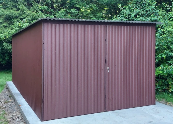 Garaż blaszany 3x5 akrylowy czekoladowy (RAL 8017 M), dach jednospadowy, brama otwierana na boki