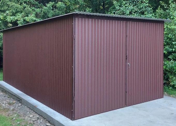 Garaż blaszany 3x5 akrylowy czekoladowy (RAL 8017 M), dach jednospadowy, brama otwierana na boki