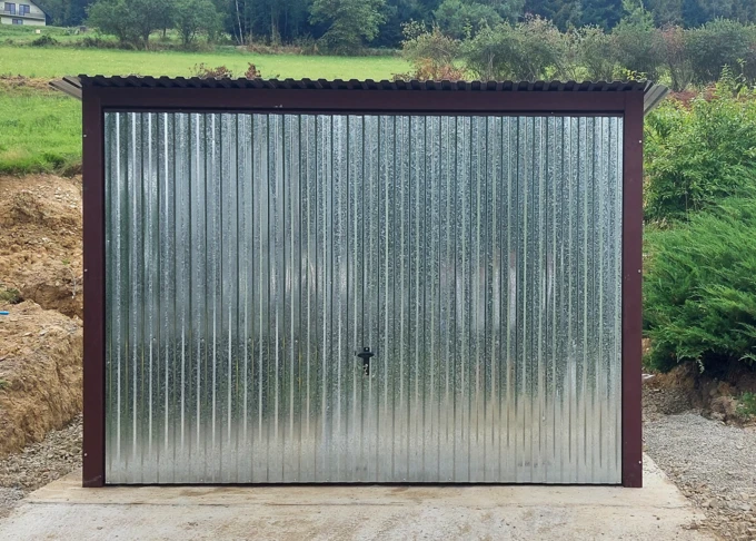 Garaż blaszany 3x5 ocynkowany ogniowo, dach jednospadowy, brama uchylna