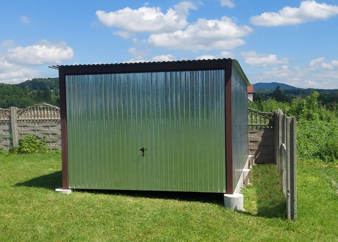 Garaż blaszany 3x5 ocynkowany ogniowo, dach jednospadowy, brama uchylna