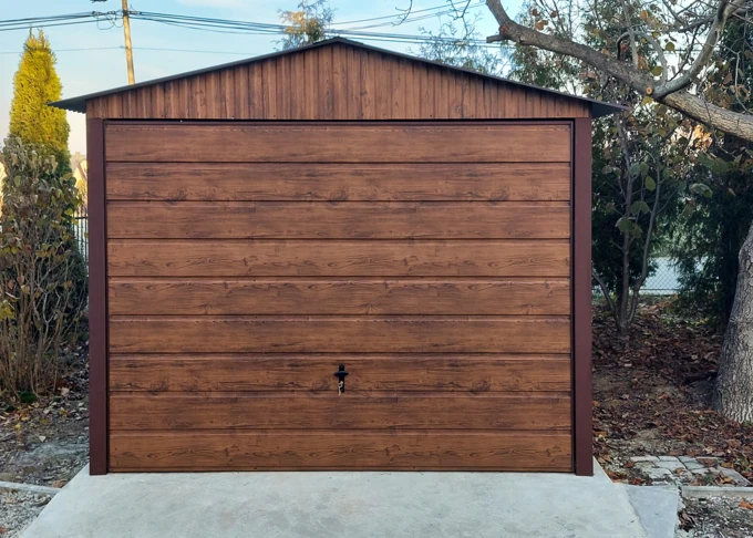 Garaż blaszany drewnopodobny 3x5, dwuspadowy, brama uchylna szeroki panel, kolor orzech