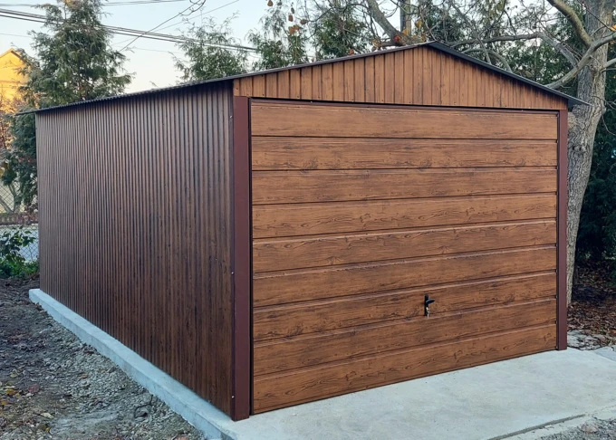 Garaż blaszany drewnopodobny 3x5, dwuspadowy, brama uchylna szeroki panel, kolor orzech