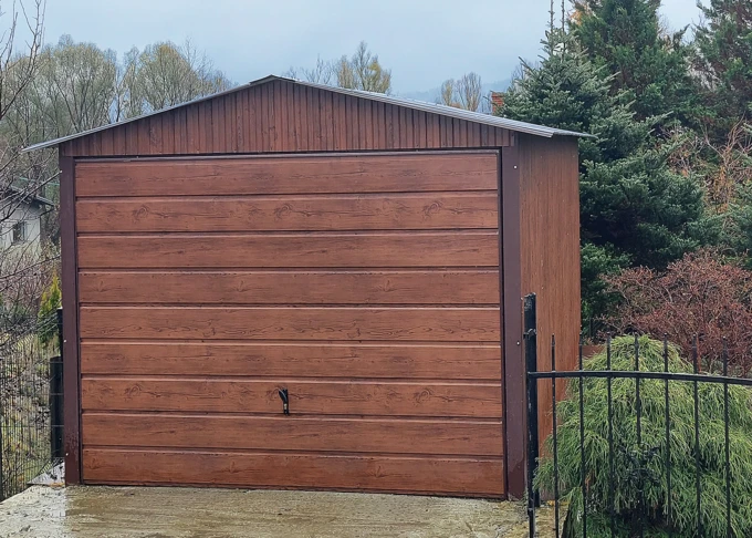 Garaż blaszany drewnopodobny 3x5, dwuspadowy, brama uchylna szeroki panel, kolor orzech