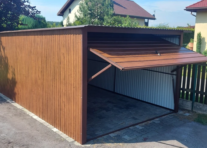 Garaż blaszany drewnopodobny 3x5, jednospadowy, brama uchylna szeroki panel, kolor orzech