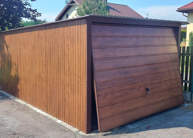 Garaż blaszany drewnopodobny 3x5, jednospadowy, brama uchylna szeroki panel, kolor orzech