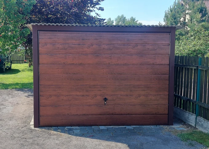 Garaż blaszany drewnopodobny 3x5, jednospadowy, brama uchylna szeroki panel, kolor orzech