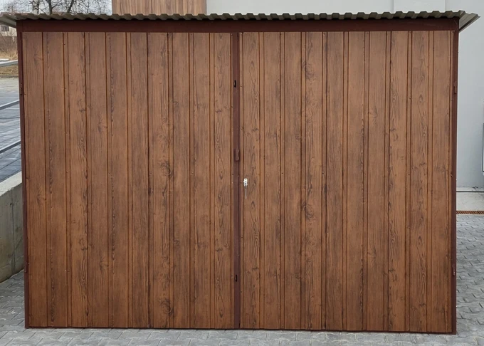 Garaż blaszany drewnopodobny 3x5, jednospadowy, brama dwuskrzydłowa, kolor orzech