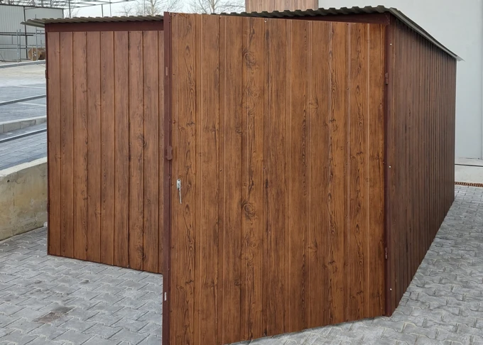 Garaż blaszany drewnopodobny 3x5, jednospadowy, brama dwuskrzydłowa, kolor orzech
